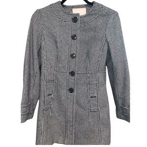 Banana Republic black and white coat with buttons. Size: XS